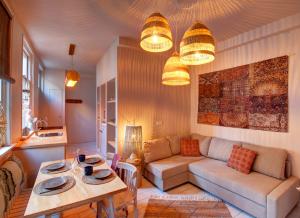 Villa Azura في ثولين: غرفة معيشة مع أريكة وطاولة