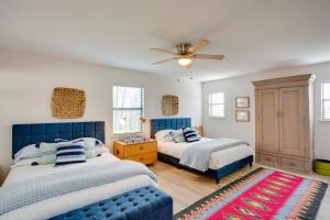 um quarto com 2 camas e uma ventoinha de tecto em Vacation Rental at Lake Texoma, 5 Min Walk! em Pottsboro