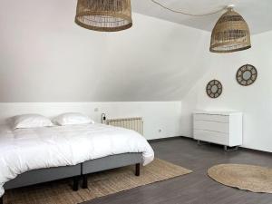 1 dormitorio con 1 cama y 2 relojes en la pared en Le 90 - Grande maison cosy, en Isneauville