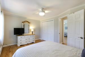 1 dormitorio con 1 cama y TV de pantalla plana en Connecticut Vacation Home Rental with Private Pool! en Southington
