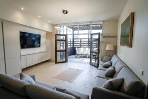 a living room with a couch and a tv at Villa-Mari in Oricáin