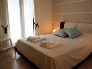 Ліжко або ліжка в номері BellaSirmione Holiday Apartments