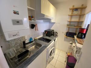 eine kleine Küche mit Spüle und Waschmaschine in der Unterkunft Appartement Arcachon, 2 pièces, 3 personnes - FR-1-474-167 in Arcachon