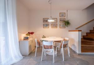 a dining room with a table and chairs at Tennis / Pool / Barbecue in Bardolino