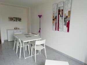 Fotografia z galérie ubytovania **Appartement T3 Centre-Ville La Roche-Posay avec Piscine, Terrasse et Wi-Fi** - FR-1-541-74 v destinácii La Roche-Posay