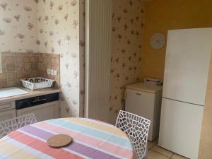 Kuchnia lub aneks kuchenny w obiekcie Maison PHILIPPE et Fils