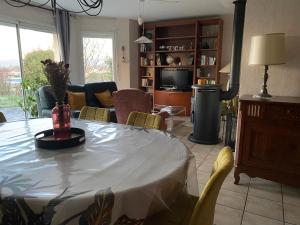 Telewizja i/lub zestaw kina domowego w obiekcie Maison PHILIPPE et Fils