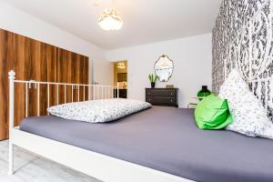 een slaapkamer met een groot bed met een houten hoofdeinde bij Apartment Köln Rath in Keulen