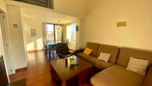 sala de estar con sofá y mesa en Acogedor apartamento con altillo MSJ 53, en Calafat