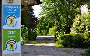 a sign for a garden with a walkway at Ferme des Vallees in Soindres