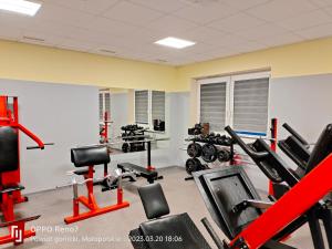 un gimnasio con cintas de correr y máquinas en una habitación en Szalowa Sport Arena en Szalowa