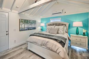 1 dormitorio con cama y pared azul en Everglades City Trailer Cabin with Boat Slip!, en Everglades