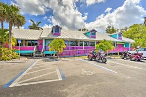 un grupo de motocicletas estacionadas frente a un edificio en Everglades City Trailer Cabin with Boat Slip!, en Everglades