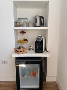 einen kleinen Kühlschrank in einem Zimmer mit Regalen in der Unterkunft B&B SU SICCU in Cagliari