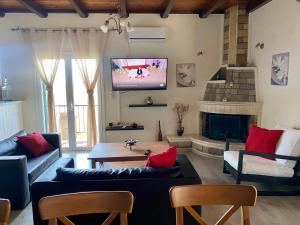 Televízia a/alebo spoločenská miestnosť v ubytovaní Themis apartment