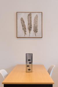 una mesa de madera con un jarrón encima en Appartement entièrement rénové et cosy avec jardin en Mulhouse