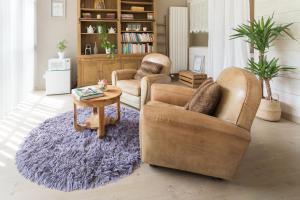 a living room with two chairs and a table at La Santon Chambres d'hôtes in Vif