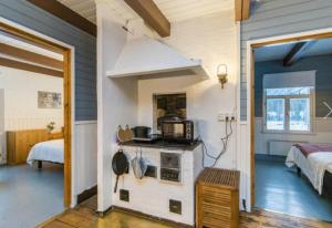 een kamer met een keuken met een fornuis. bij Perinnetupa Viitikko 