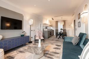 a living room with a blue couch and a tv at Be Mate Colosseo in Rome