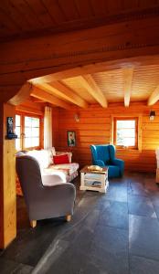 ein Wohnzimmer mit einem Sofa und 2 Stühlen in der Unterkunft Sarni Szlak in Zawoja