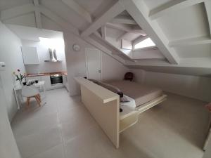 ヴィボ・バレンティア・マリーナにあるGT Apartments - New openingのベッドとキッチン付きの小さな部屋