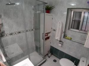un baño con ducha y WC en Fresh & Clean Room Sevilla, en Sevilla 27 fotos más