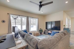 ein Wohnzimmer mit einem großen Sofa und einem Flachbild-TV in der Unterkunft Cozy Vermont Escape - Near Golfing and Skiing! in Morristown