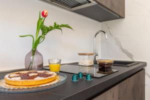 卡利亚里Suite Cagliari的厨房里的柜台上的蛋糕