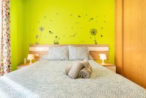 マラガにあるRocío playa y cerca centro ciudad con parkingのベッドルーム1室(黄色い壁のベッド1台付)