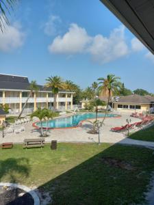 vista para uma piscina num resort em Holiday Hotel em Holiday