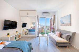 A television and/or entertainment centre at 797 HOLIDAY RENTALS - Espectacular estudio en Minerva
