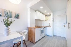 A kitchen or kitchenette at 797 HOLIDAY RENTALS - Espectacular estudio en Minerva