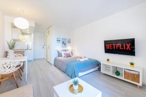 A bed or beds in a room at 797 HOLIDAY RENTALS - Espectacular estudio en Minerva