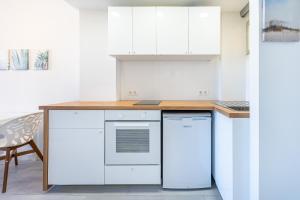 A kitchen or kitchenette at 797 HOLIDAY RENTALS - Espectacular estudio en Minerva