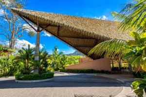 Ce complexe est doté d'un toit de chaume et de palmiers. dans l'établissement Ciudad del Mar#20, à Jacó