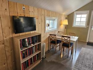 een woonkamer met een eettafel en een televisie bij Apartment for 4 guests in Hvolsvöllur