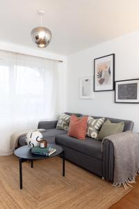 ein Wohnzimmer mit einem Sofa und einem Tisch in der Unterkunft Luxury Apartment, Birmingham-Parking in Birmingham
