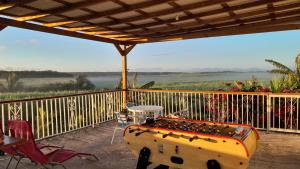 Balkón nebo terasa v ubytování Kaz a Klemence Gite creole avec piscine et table dhotes a Anse Bertrand