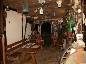Zimmer mit einem Holztisch und einem Holzrad in der Unterkunft Pensjonat Kalina Komorze in Komorze