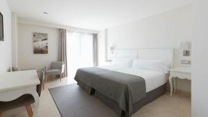 Postel nebo postele na pokoji v ubytování Gran Hotel Suances