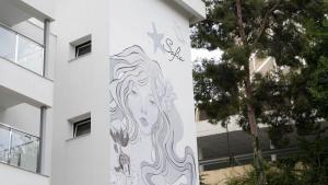 ベニドルムにあるSofíaの建物横の女性の壁画