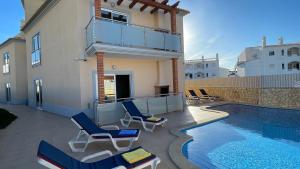 een patio met stoelen en een zwembad bij Oura Oasis B by Check-in Portugal in Albufeira