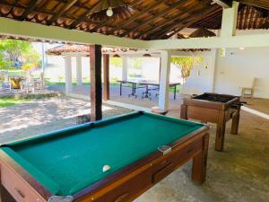 阿拉亞爾達茹達的住宿－Pousada Casa Blanca Club，客厅设有台球桌