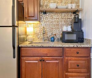 A kitchen or kitchenette at 1799 Inn Harpers Ferry