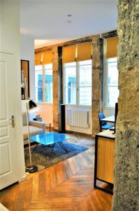 een woonkamer met een tafel en een bank bij Le Bleu hypercentre Presque île in Lyon