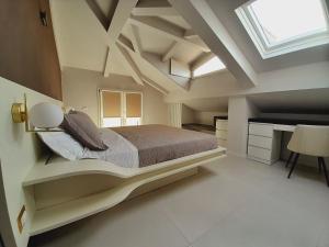 GT Apartments - New opening في فيبو فالينتيا مارينا: غرفة نوم بسرير كبير مع المنور