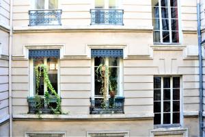 uma fachada de um edifício com janelas com plantas em Le Blue - hypercentre - Presque île em Lyon