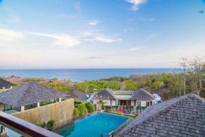 desde el balcón de una casa con piscina en Paanchali Ocean View Villa near Melasti Beach, en Nusa Dua