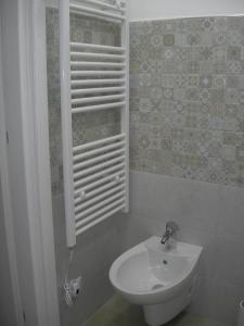 bagno con lavandino bianco e servizi igienici di Capri house a Fasano