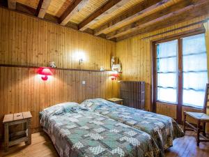 ラ・クリュサにあるAppartement La Clusaz, 3 pièces, 6 personnes - FR-1-437-19の木製の壁のベッドルーム1室(ベッド1台付)